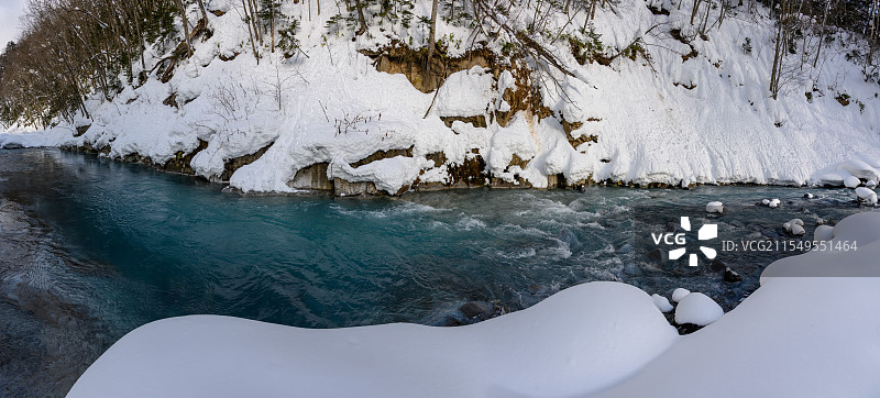 日本北海道 美瑛河 火山地热物质 让河流呈现美丽的蓝色图片素材