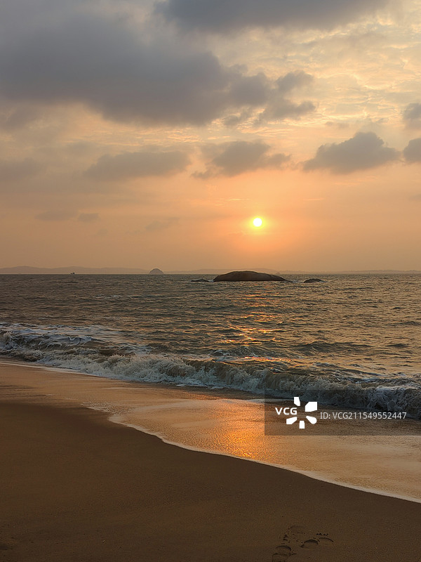 厦门沙滩海浪日出图片素材