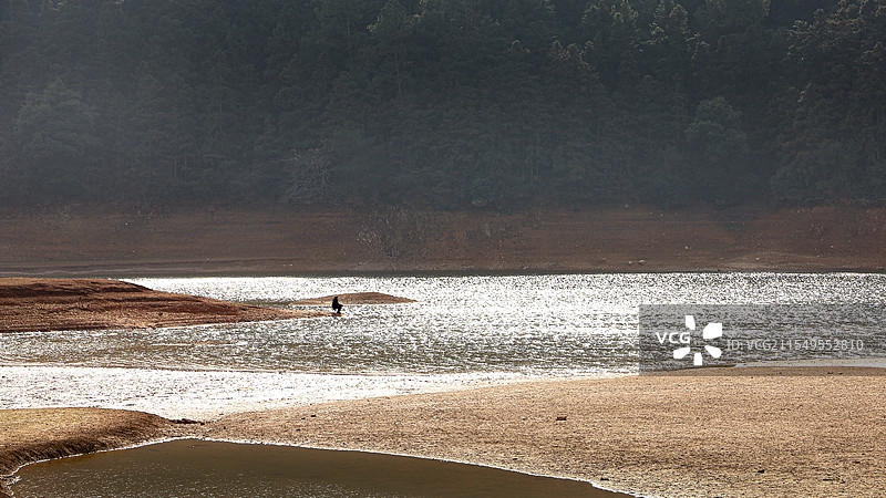 冬日垂钓者图片素材