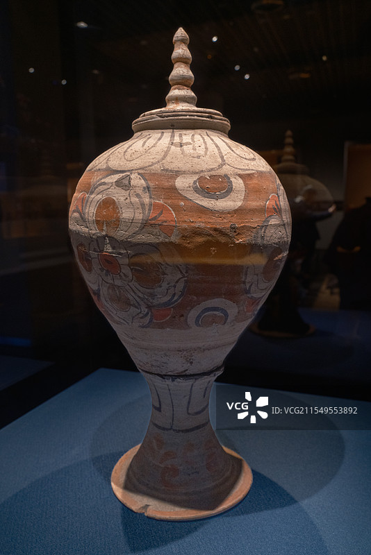 邂逅唐代瑰宝：西安博物院彩绘塔式罐图片素材