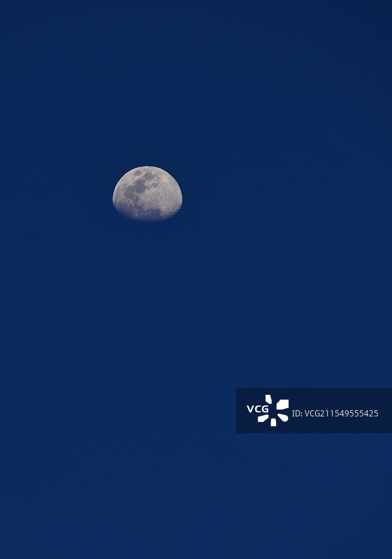 月亮盈凸月图片素材