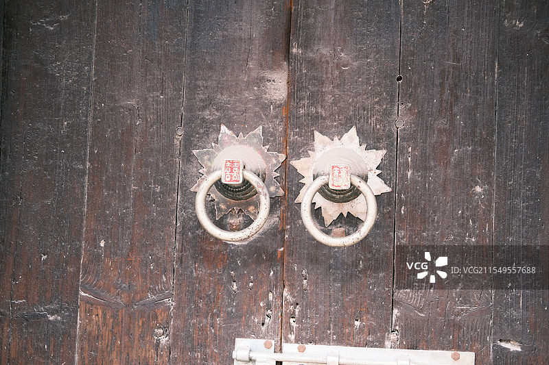 中式住宅中古典门铜拉手。中式纯铜大门门环。仿古把手。刻着喜字的门环。复古门环。图片素材