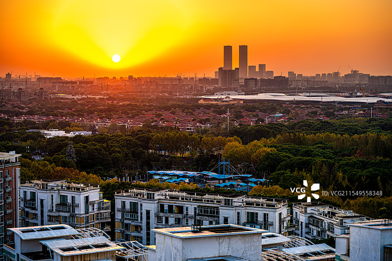 城市日出景象 上海浦东张江科学城旭日东升 高科技产业园充满生机发展成长 科学之门地标建筑朝阳剪影图片素材