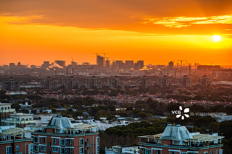 城市日出曙光 产业升级充满希望 眺望上海张江高科技产业园的工厂不停运转冒着蒸汽 近处是浦东联洋社区图片素材