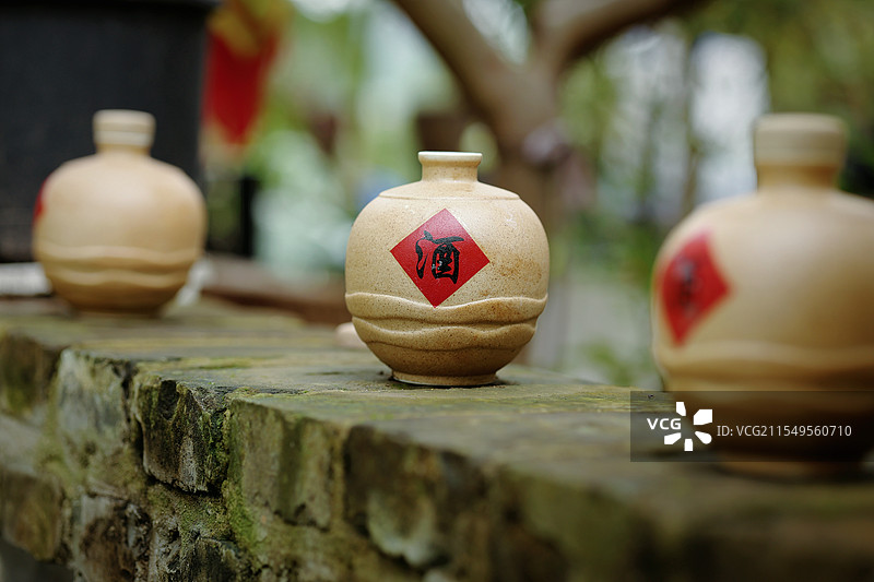 墙上的酒瓶图片素材