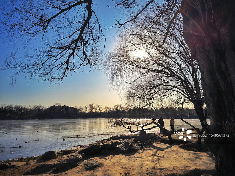 观 | 早春湖畔游人稀图片素材