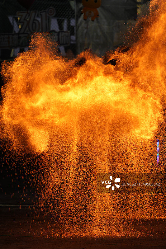 火壶表演中燃烧的火焰特写图片素材