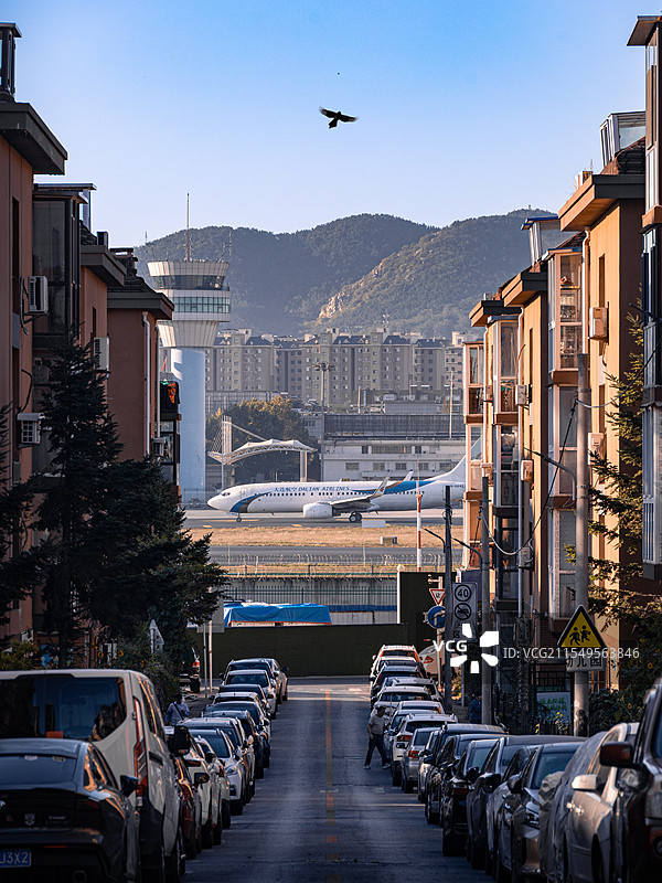 夹缝中的飞机图片素材