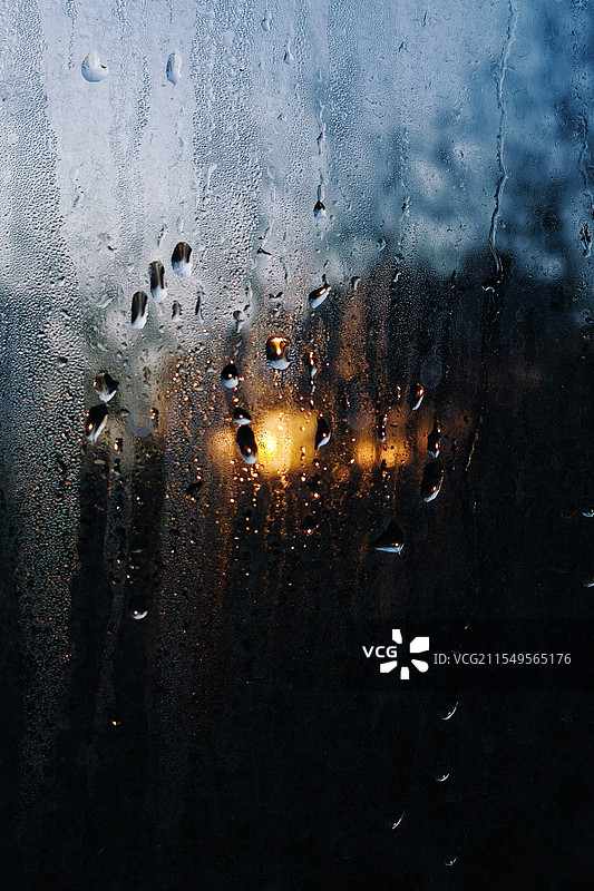 窗外雨珠划过图片素材