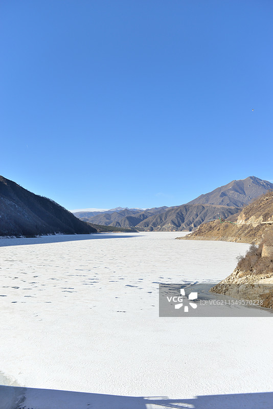 青海省西宁市至大通县G227国道黑泉水库冬季风景图片素材