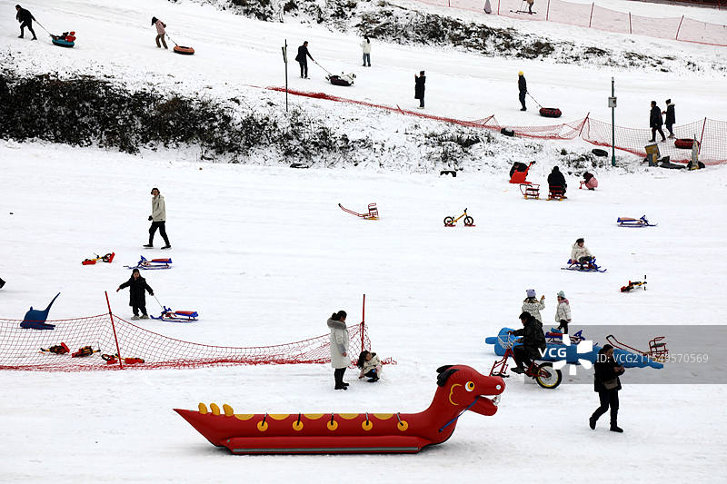 重庆市云阳县龙缸滑雪场冰雪运动热闹图片素材