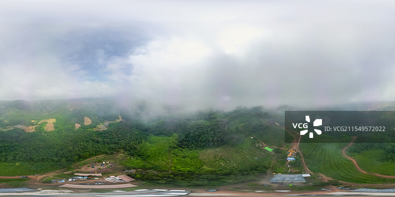 航拍云雾缭绕的山林营地自然风光全景图片素材