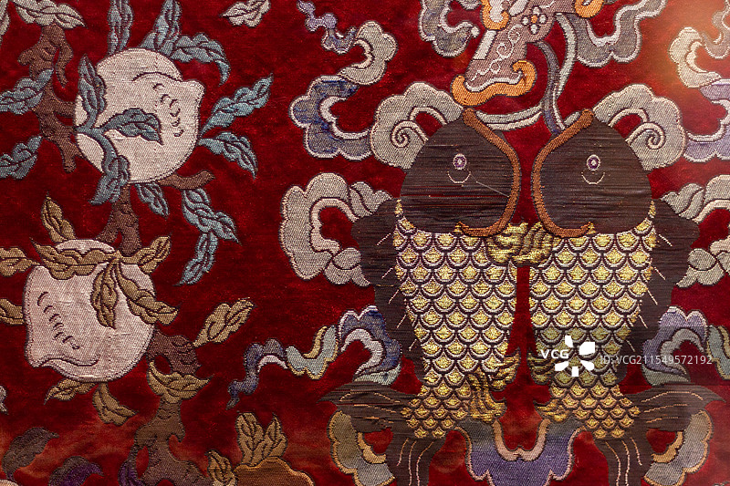 南京云锦博物院非遗清代红地织金吉庆双鱼妆花缎图片素材
