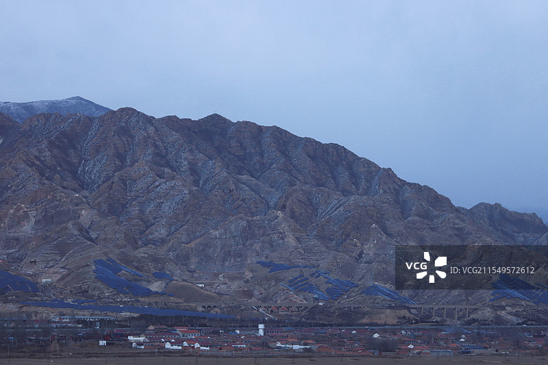车窗外的内蒙古大青山图片素材
