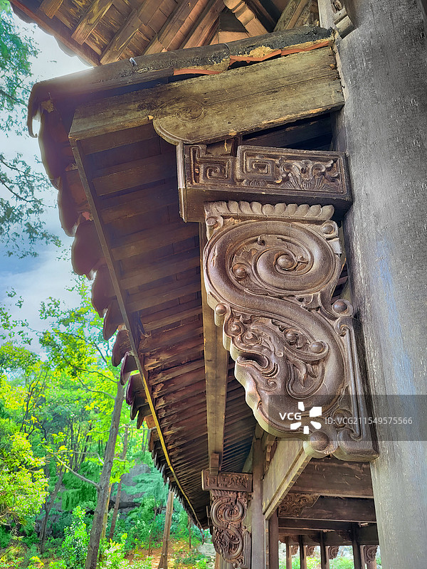 浙江淳安县千岛湖风景区桂花岛亭台上精致的撑拱型牛腿特写图片素材