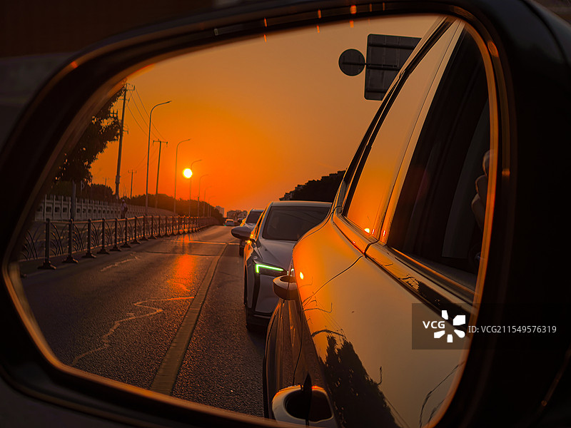 回家途中的夕阳图片素材