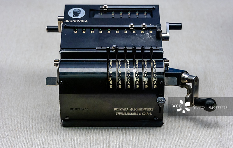 1932年德国布伦斯维加10型计算器图片素材