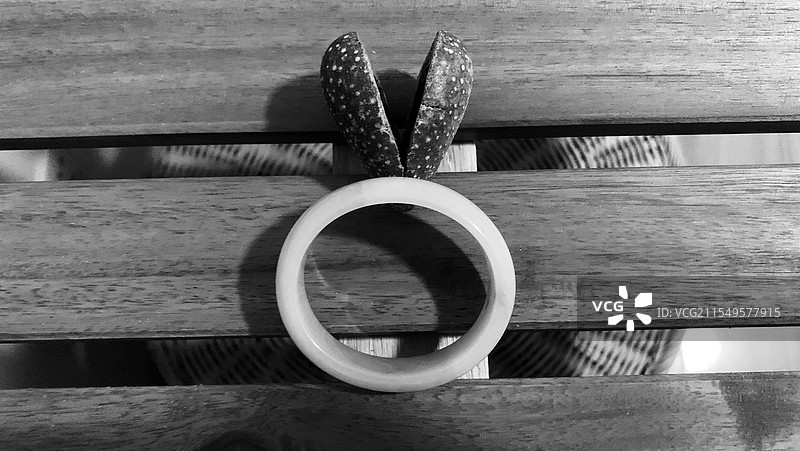 爱心与手镯图片素材