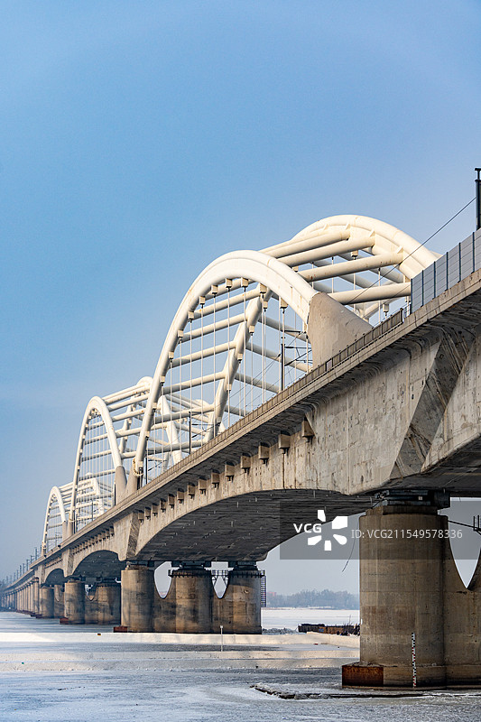 冬季时刻的哈尔滨松花江铁路大桥新桥图片素材