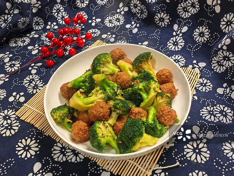 焦溜丸子西兰花。家庭自制健康食品。中国食品。图片素材