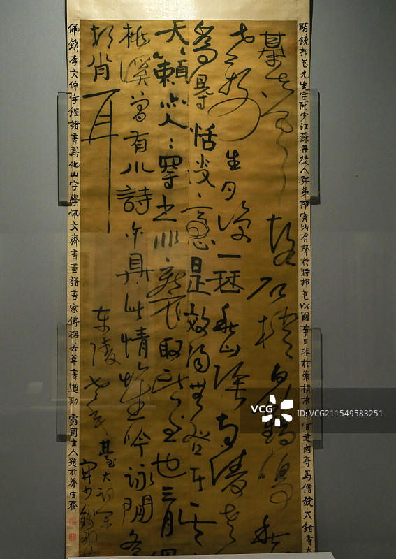 钱邦芑行草为东陵老年台大词宗诗轴 绫本 明末 山东博物馆藏书画精品展图片素材