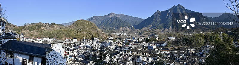 山脉与村庄图片素材