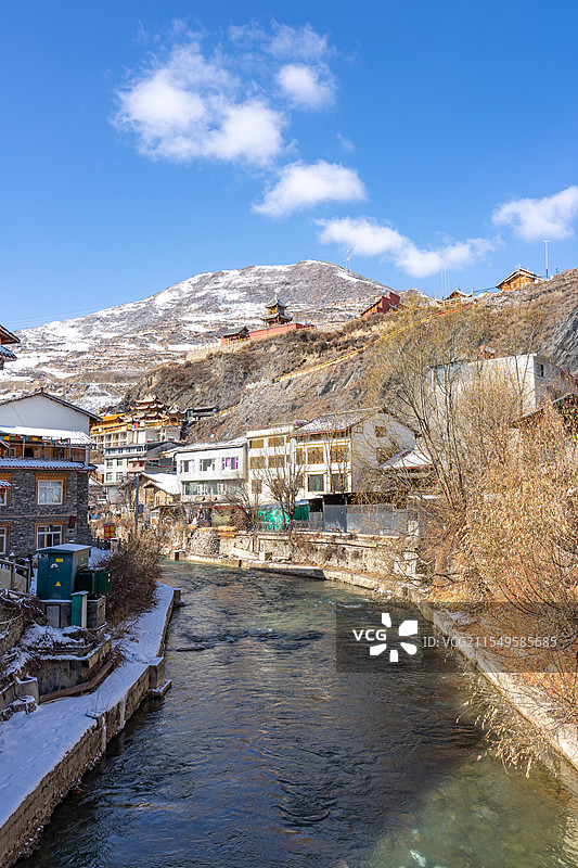 松州古城雪山下的冬日景象图片素材