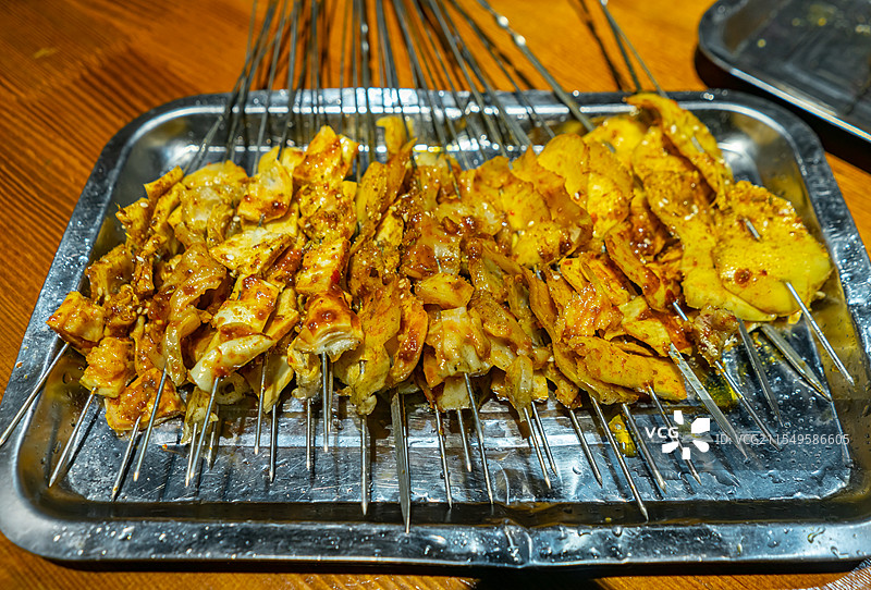 中国餐饮行业饮食产业，传统经典中国食品，美食拍摄主题，一盘子板筋心管烧烤烤串美食特写，室内无人图像图片素材