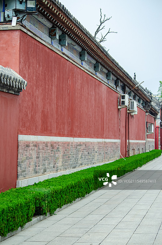 中国山东省泰安市泰山旅游景区著名景点，灵应宫道观寺庙外面的外墙和道路，户外白昼无人图像摄影图片素材