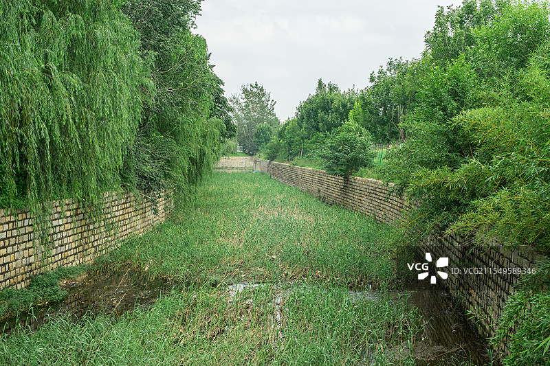 中国城市市政设施拍摄主题，公园里宽的护城河沟渠渠道，户外白昼无人图像摄影图片素材