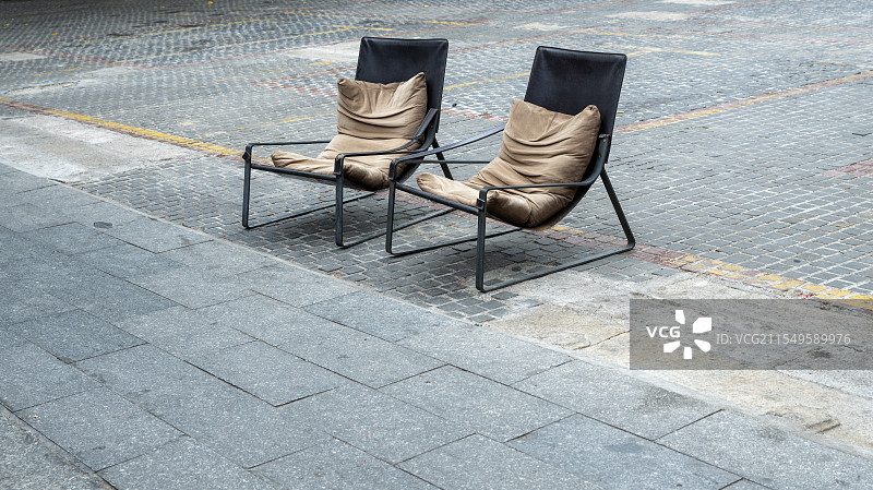 两个铁艺的半躺椅子图片素材