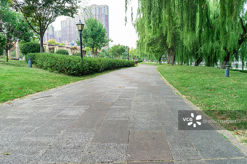 中国非都市风光拍摄主题，中国园林城市居住区公园的步行道路，户外白昼无人图像摄影图片素材