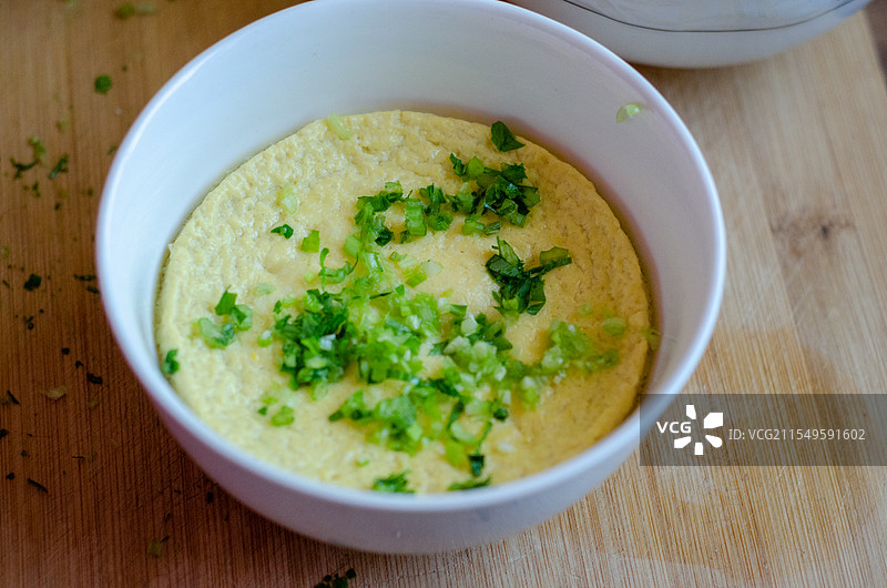 鲜嫩美味的芙蓉鸡蛋羹上桌图片素材