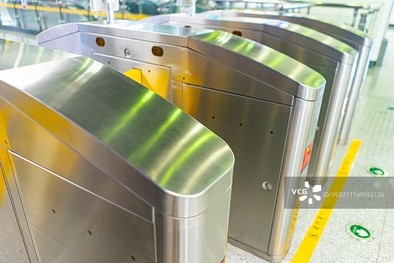 中国城市交通拍摄主题，国内火车交通公共设施，地铁站里的闸机刷票检票机器，室内无人图像摄影图片素材