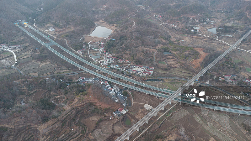春运麻安高速京广高铁交汇十字形状近装八寨服务区孝感北站湖北省孝感市大悟县夏店镇二畈村装八寨旅游风景区图片素材