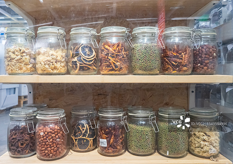 中国房地产城市生活室内环境居家环境拍摄主题，厨房里摆设的调料用品，装饰物，室内无人图像摄影图片素材