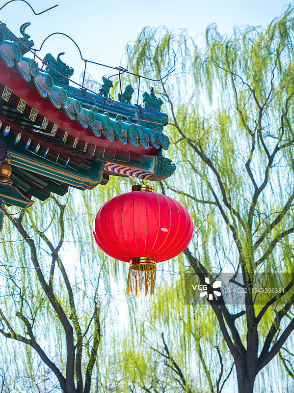 春天古建筑屋檐下悬挂的大红灯笼图片素材