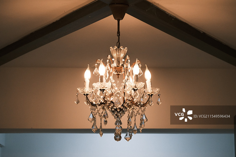 悬挂在室内的艺术水晶吊灯图片素材