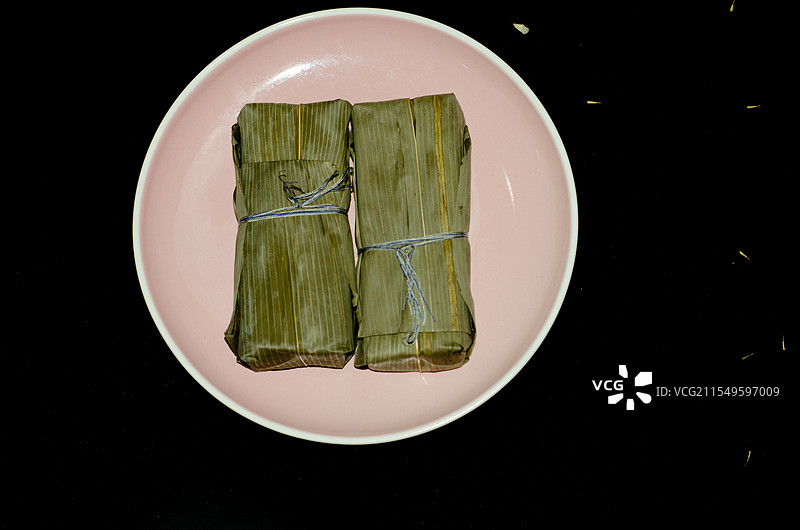 盘子中放着两个四川小吃黄粑图片素材