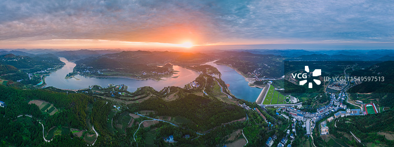 日出扮靓升钟湖。图片素材