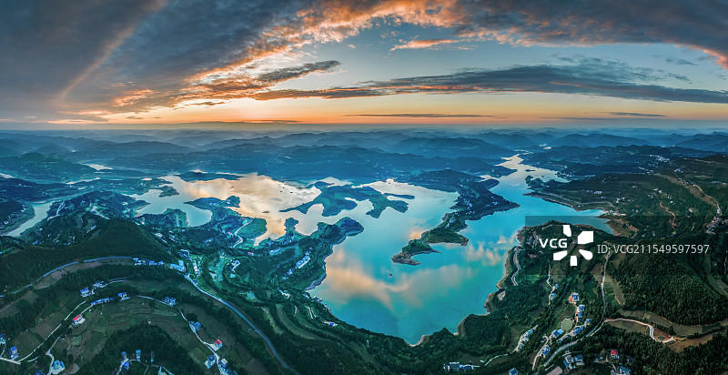 凤凰岛是升钟湖最大的岛屿，因形似展翅的凤凰而得名。夕阳西下，岛中美丽的凤凰在湖中展翅欲飞。图片素材