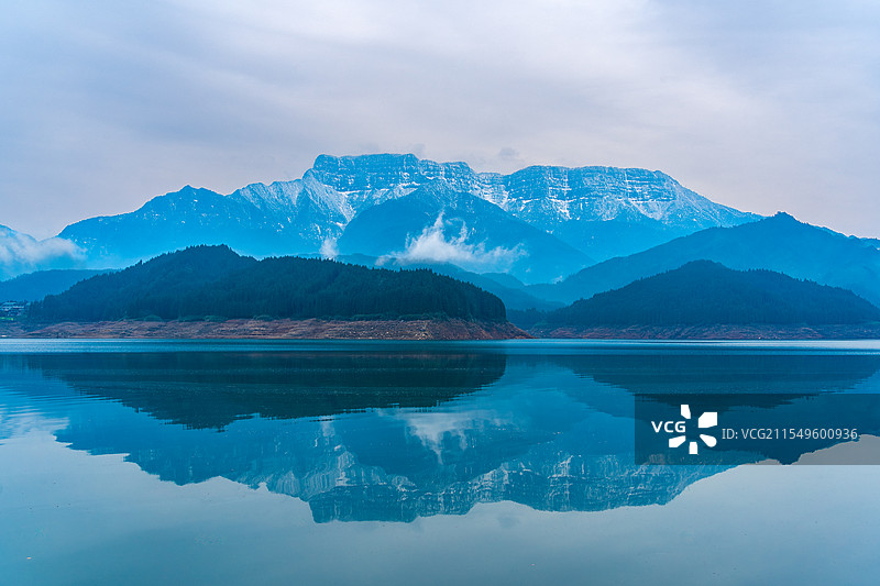 雅女湖倒映雪后瓦屋山图片素材