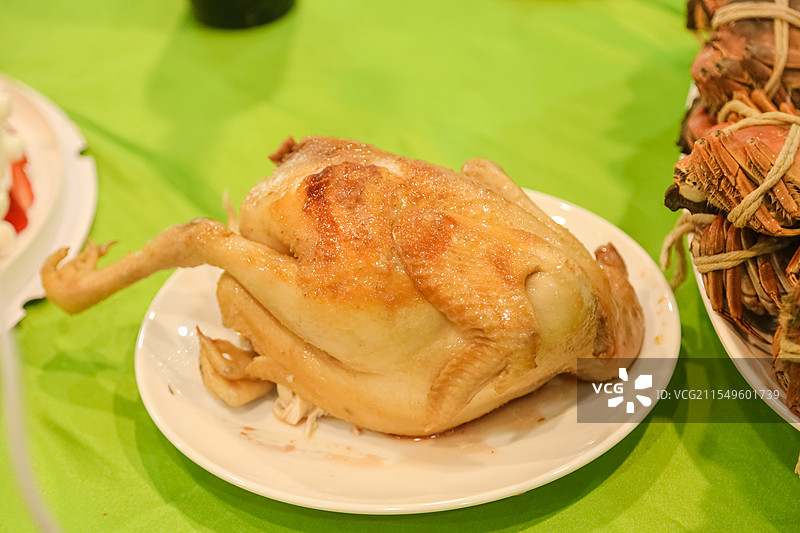 盘中一只烤鸡图片素材