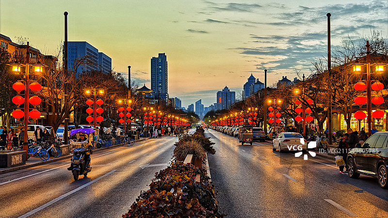 黄金时段的西安街景图片素材