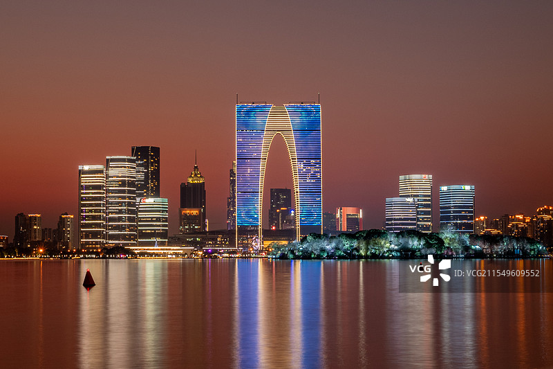 傍晚的苏州工业园区与金鸡湖图片素材