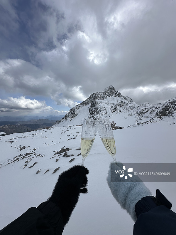 山不见我，我便见山。高山上也有至死不渝的浪漫。图片素材