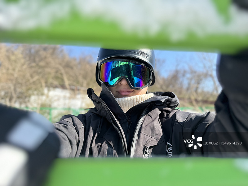 在安吉云上草原滑雪场拿着双板滑雪板的男人图片素材