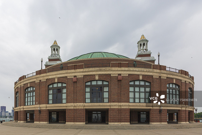 历史建筑仰天俯视，坐落在密歇根湖边的芝加哥海军码头礼堂（Navy Pier Auditorium）。图片素材