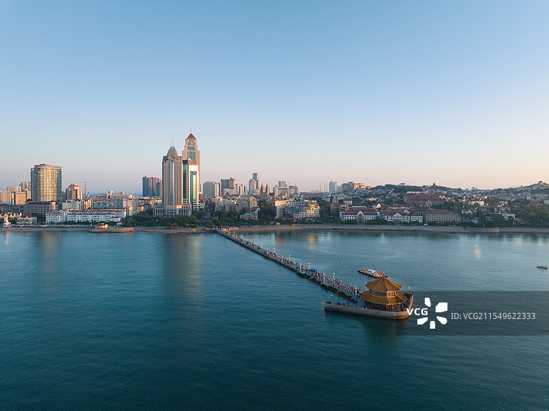 航拍视角下的青岛城市天际线图片素材