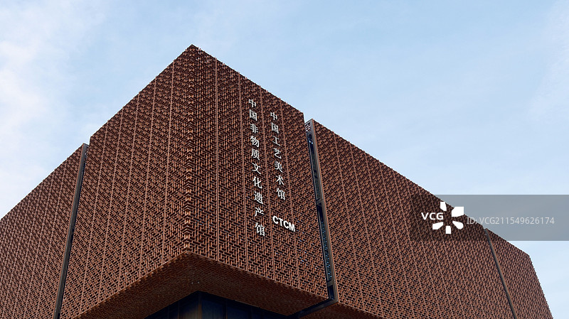 晴空下建筑物的低角度视图｜中国工艺美术馆图片素材